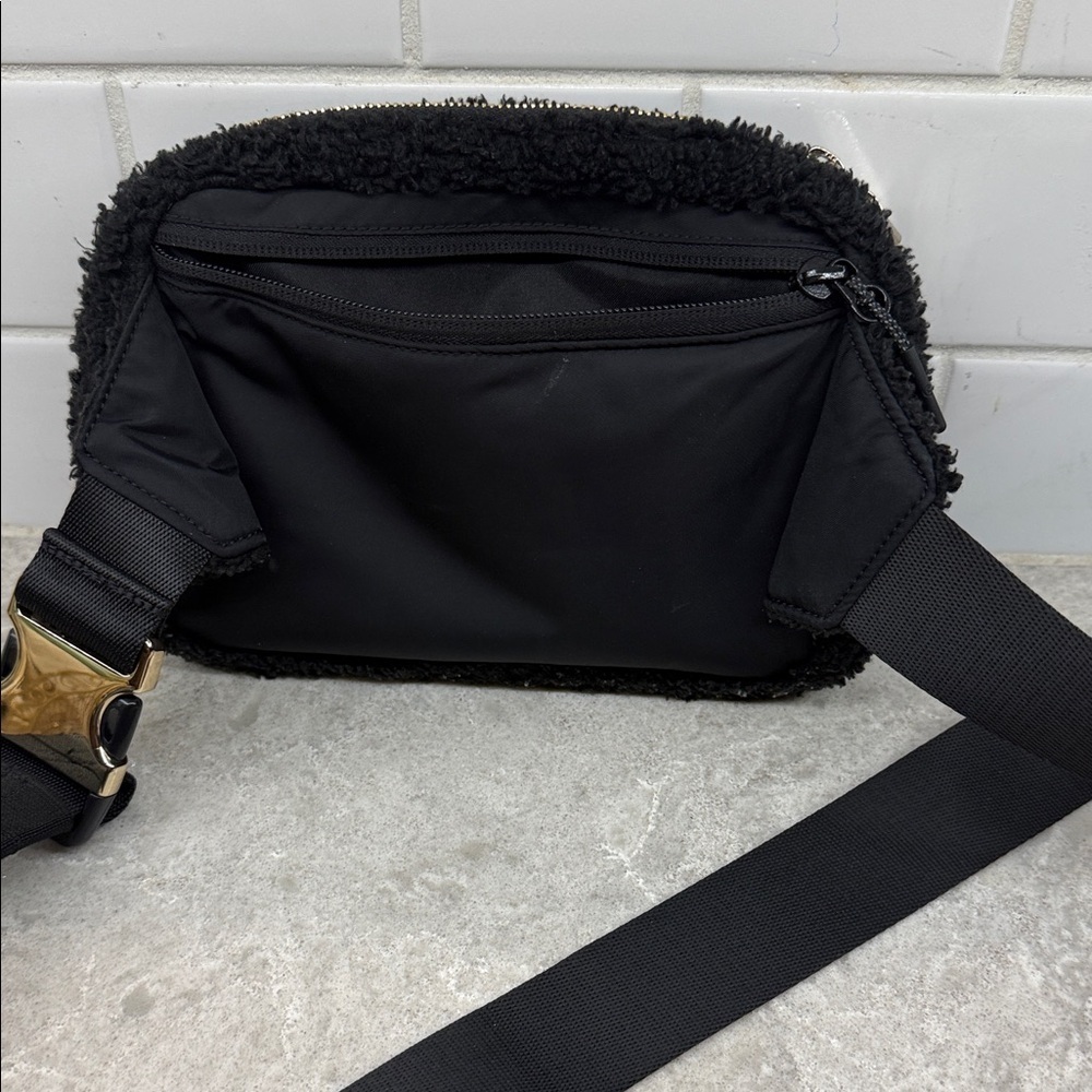lululemon athletica Black Textured Crossbody Bag. Great condition - Picture 3 of 6
